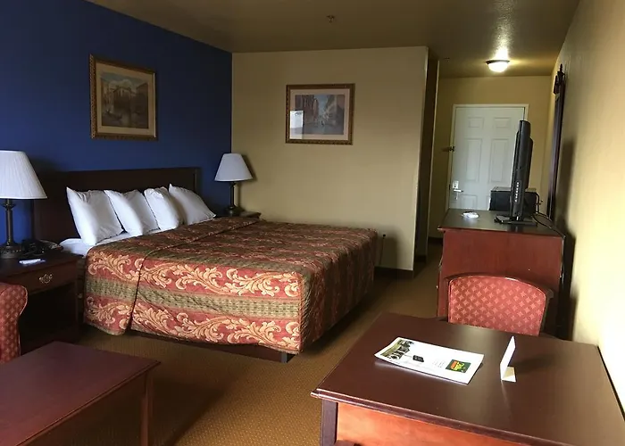 Econo Lodge Inn & Suites